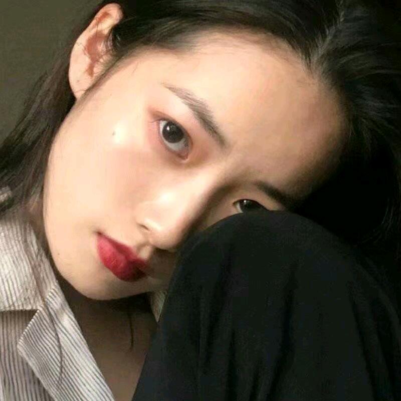 一个美少女。