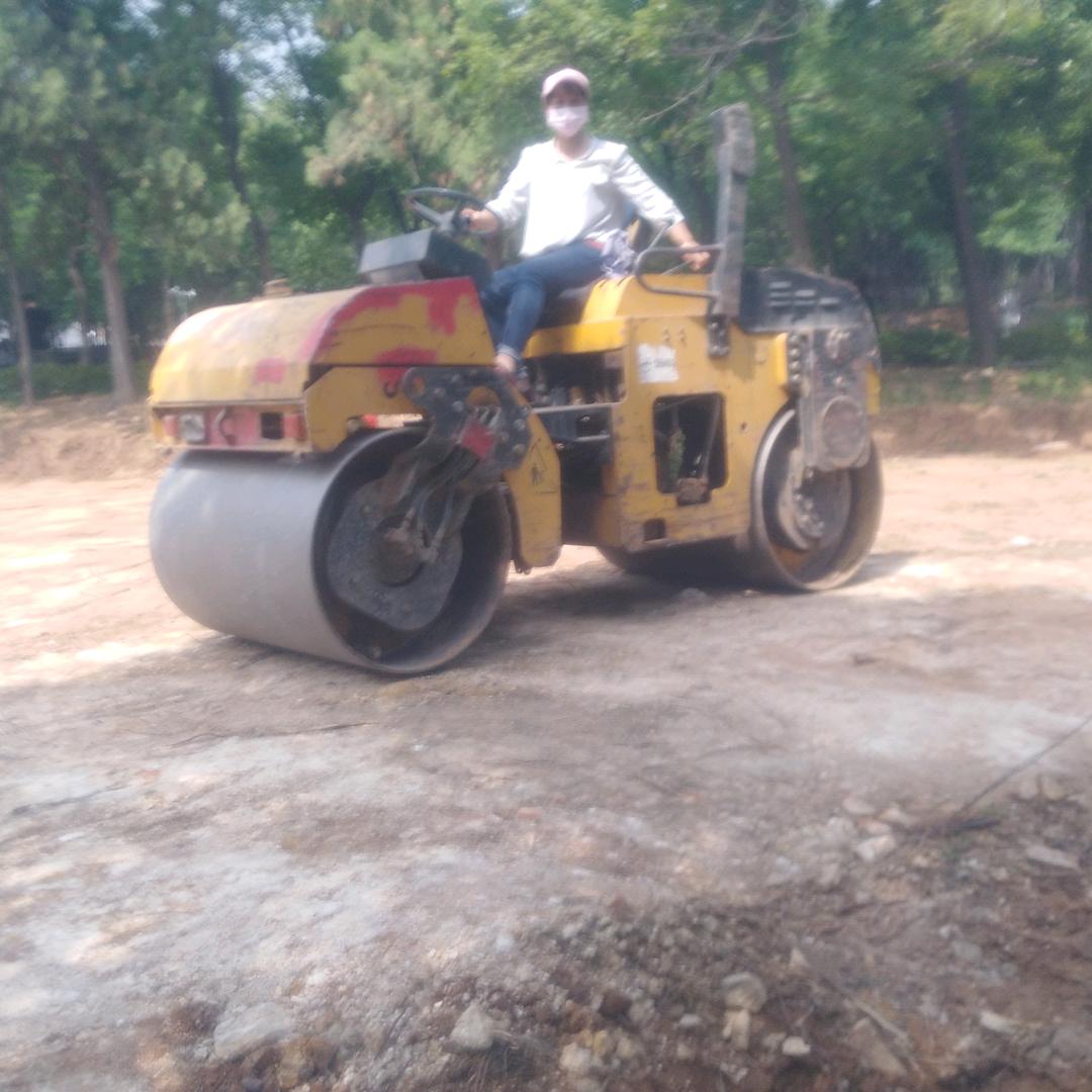 小压路机出租胡庆国