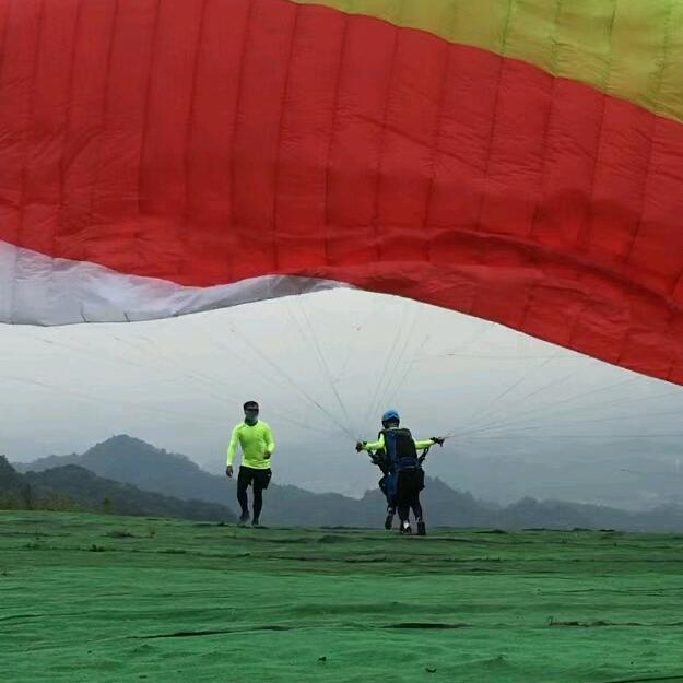 峨眉山蒲公英滑翔伞