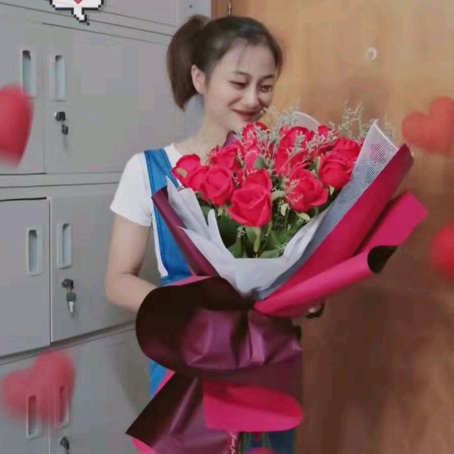 足球小子的妈妈，足球教练的搭档。