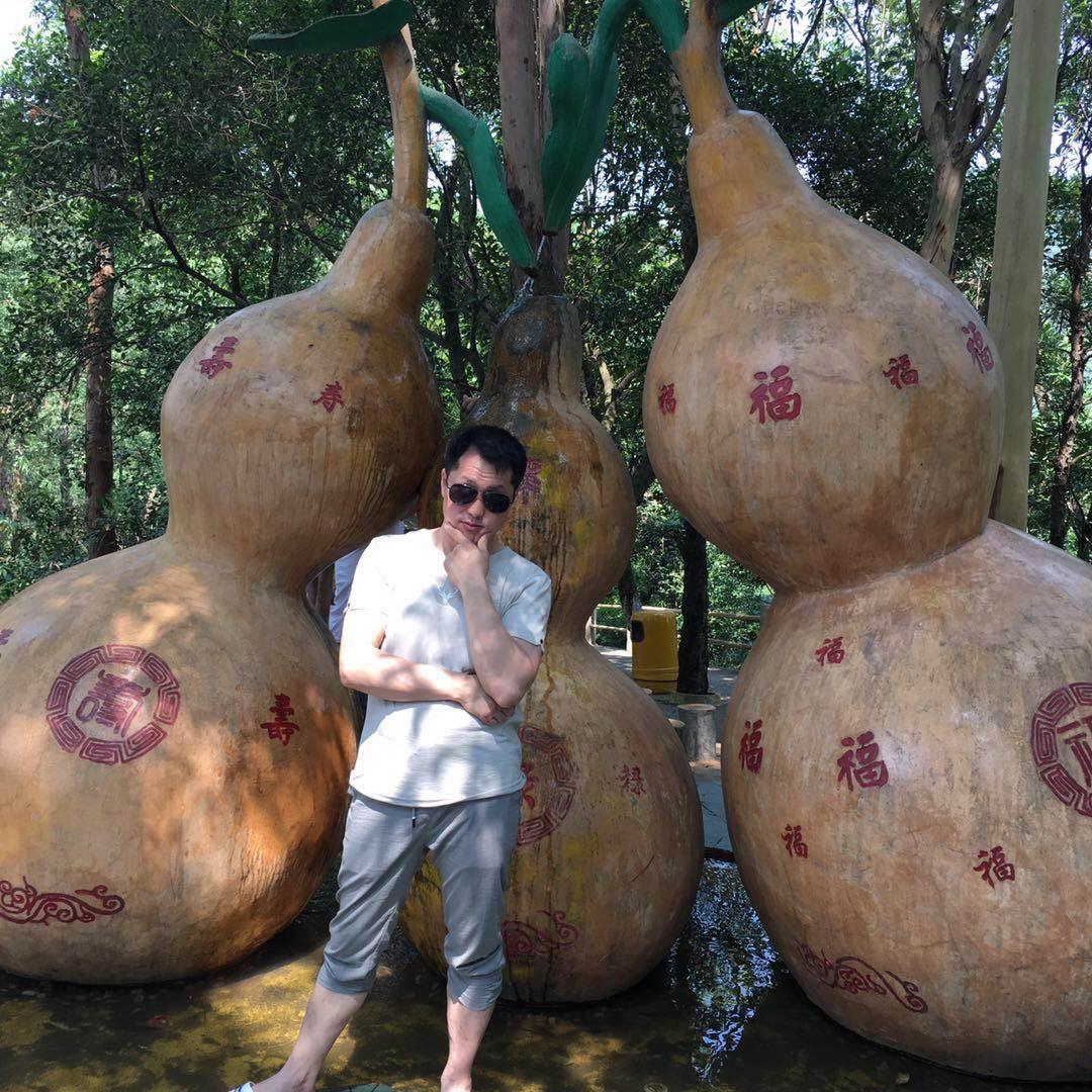 坐在坟头调戏鬼