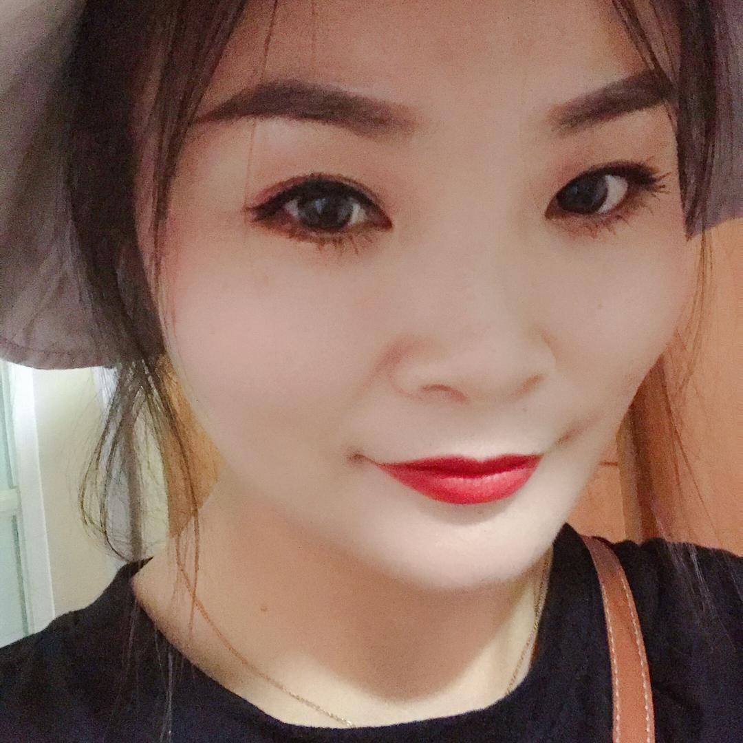 开红旗的小姐姐