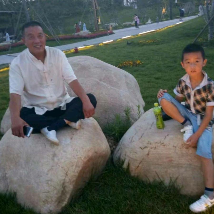 我是人穷志不穷，性格开朗，快乐人