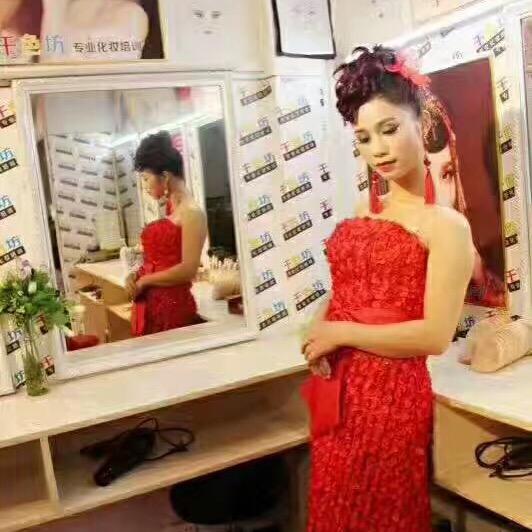 主持人王碧云（天天美、每树美品）