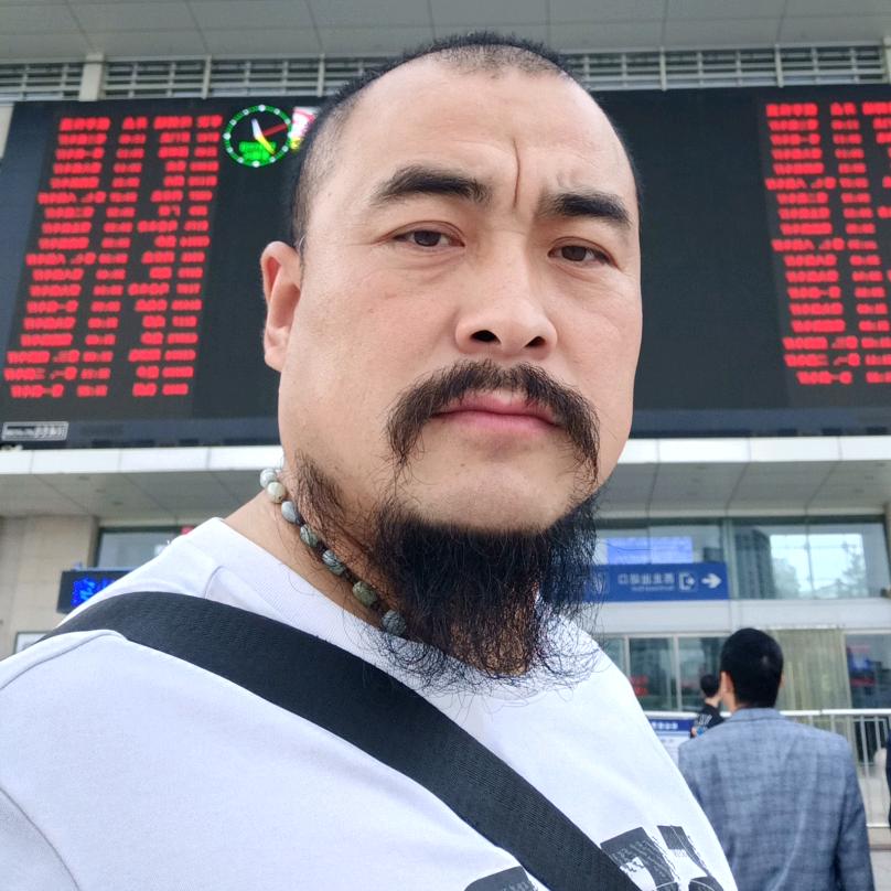 小胡子哥