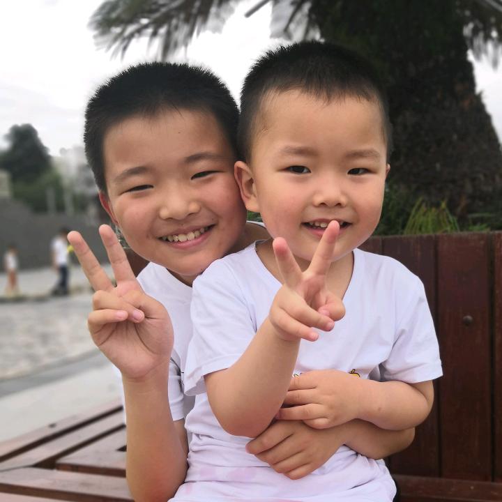 只在点烟时低头