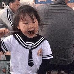 一屁股坐沙发上