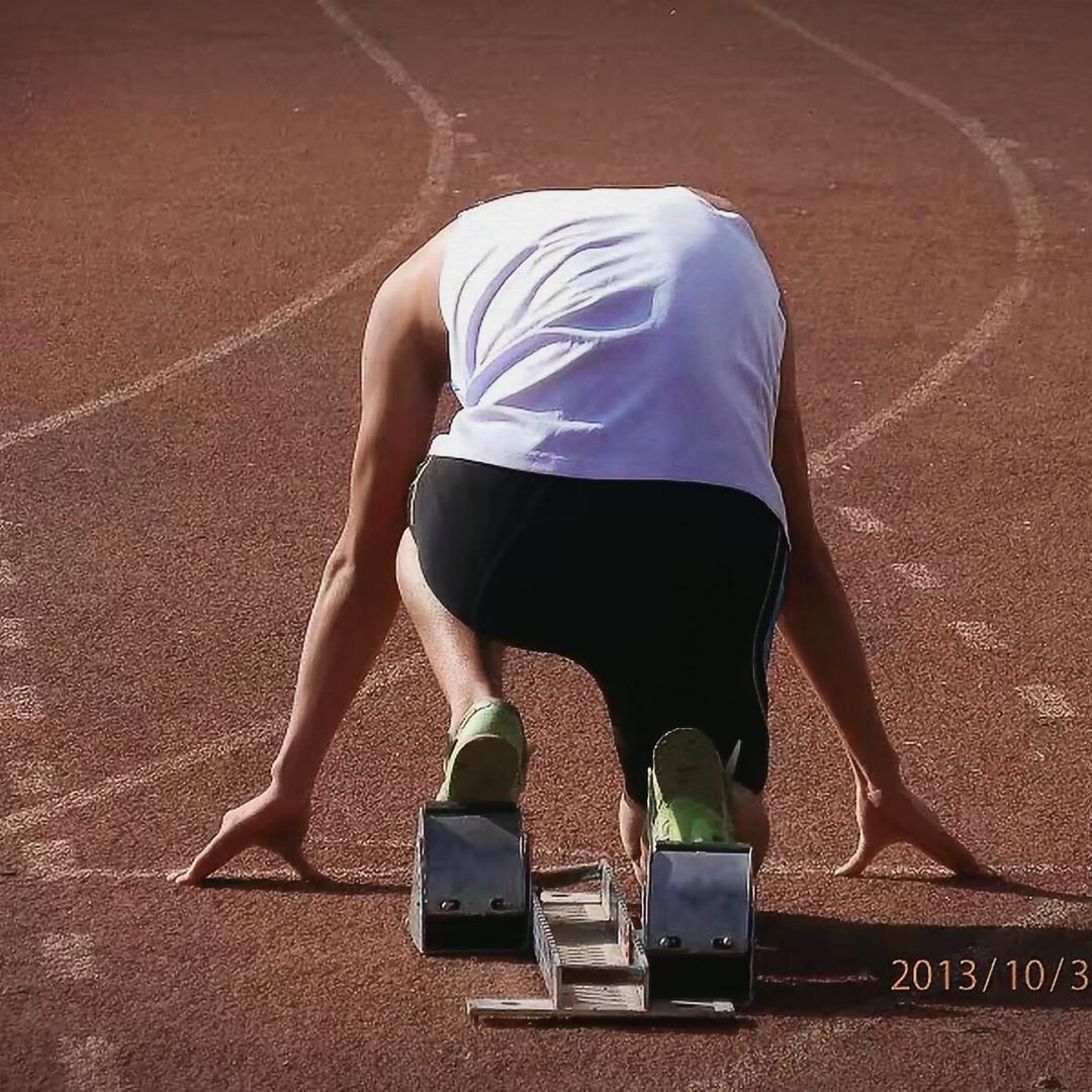 小张没有纹身。