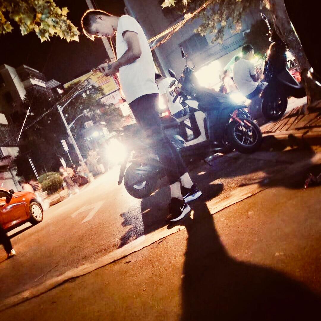 王哪跑！