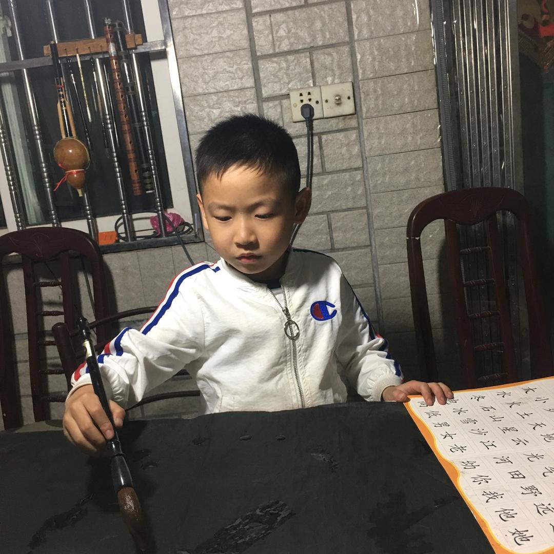 霞辉昱
