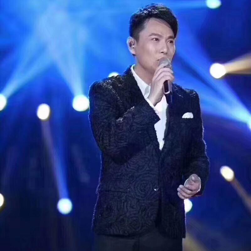 开着拖拉机迎接春天的到来