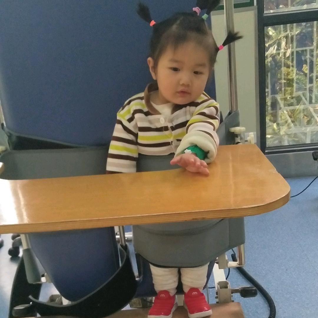 坚强三妺康复之路《橱窗里有生活用品》
