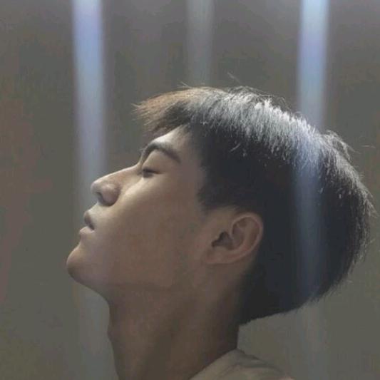 凌晨骑老鼠狂踹路边小狗