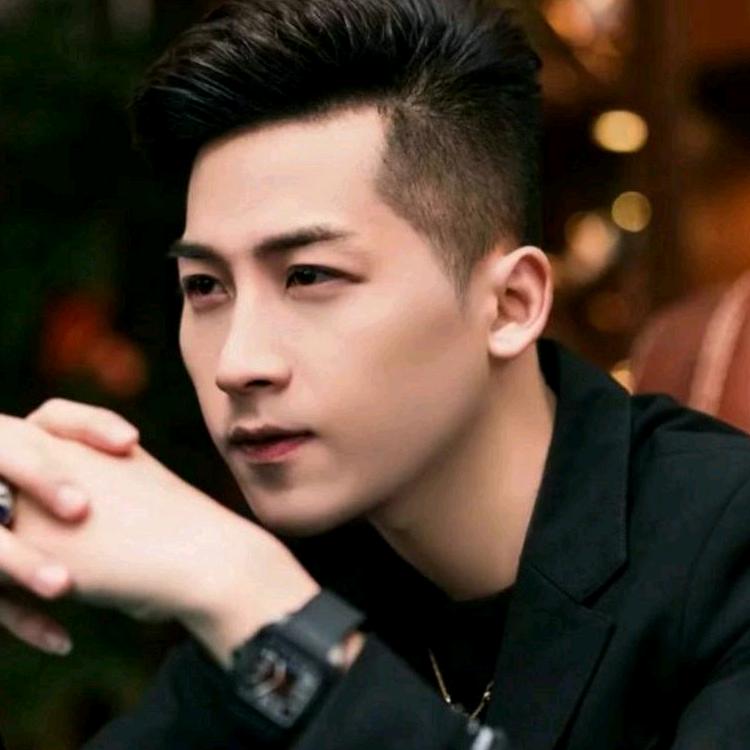 会聊天的小帅哥