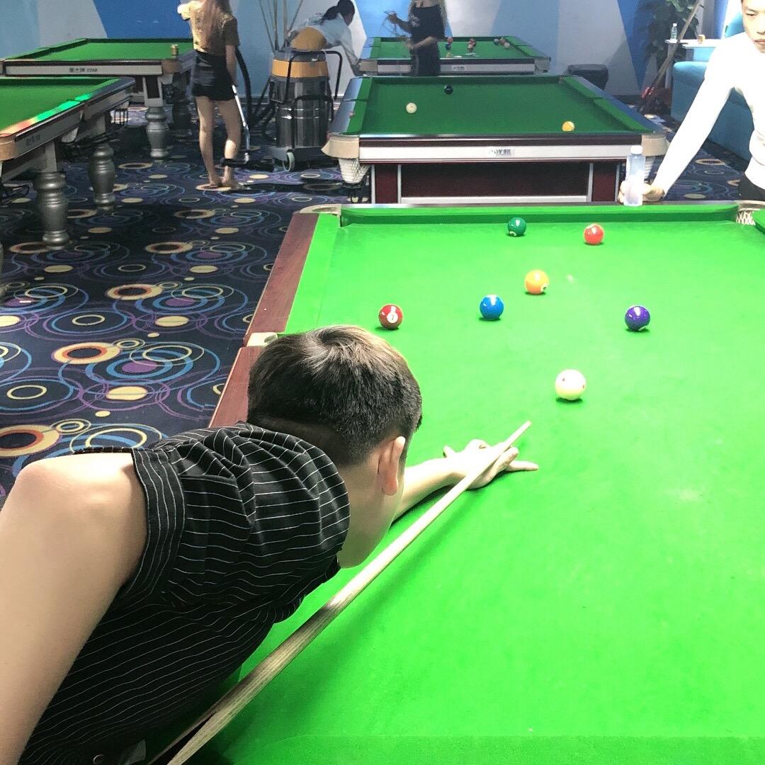 海南台球小猪仔