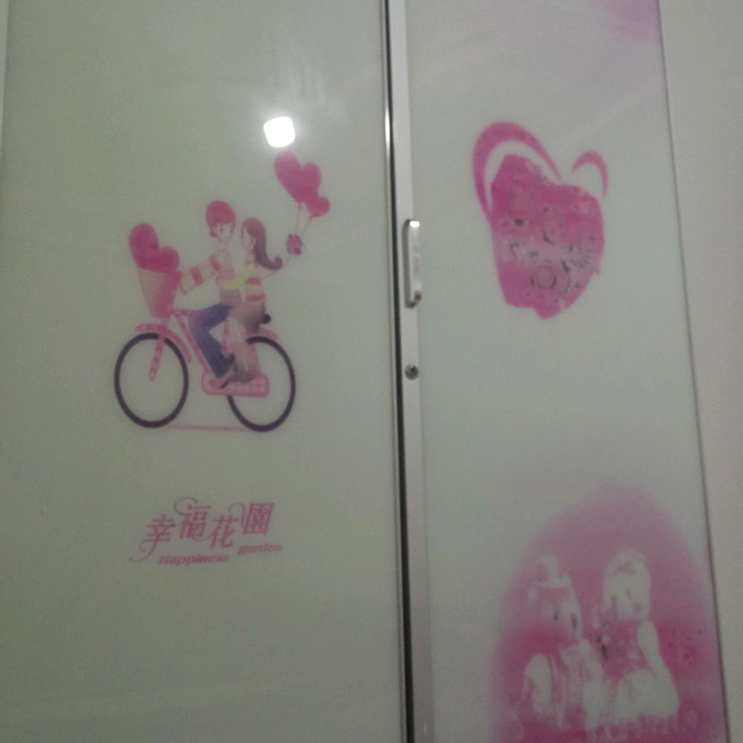 面对笑容。