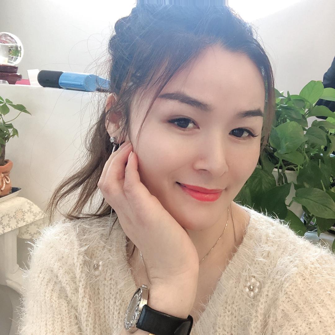 爱美丽的红太狼