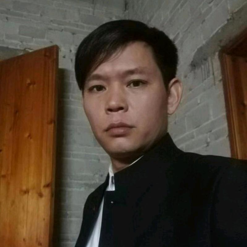 TY蹲在墙角等红杏