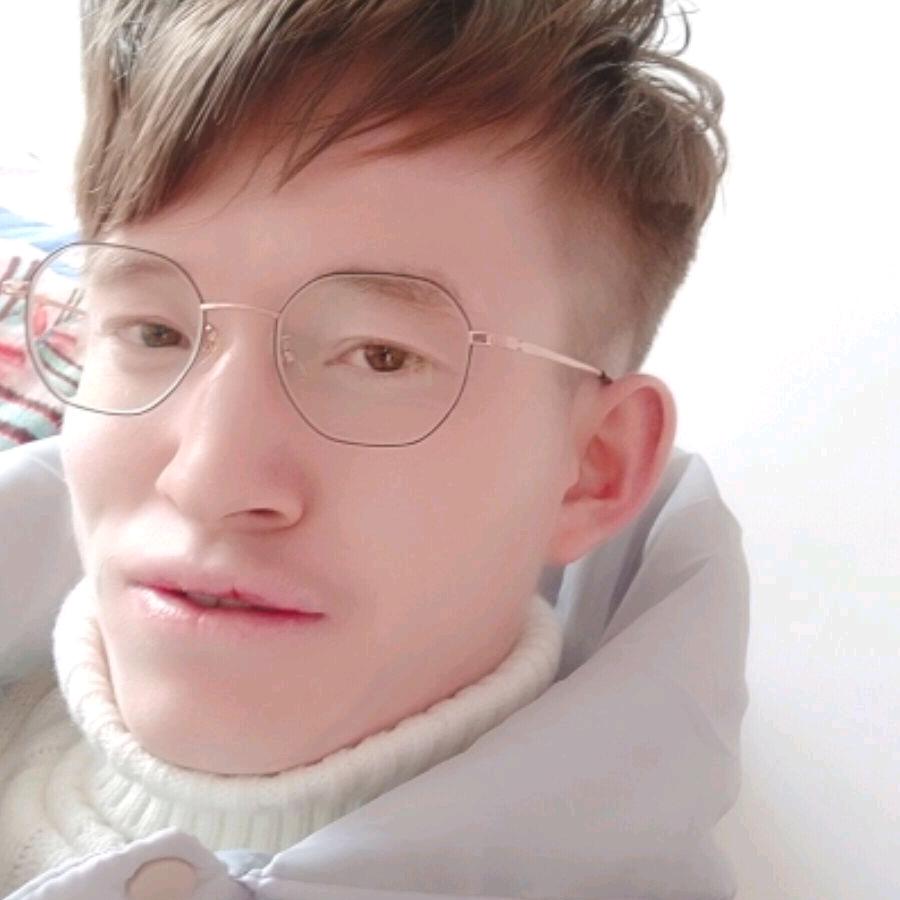 没心没肺,活的不累,舞台不在,名声在外,