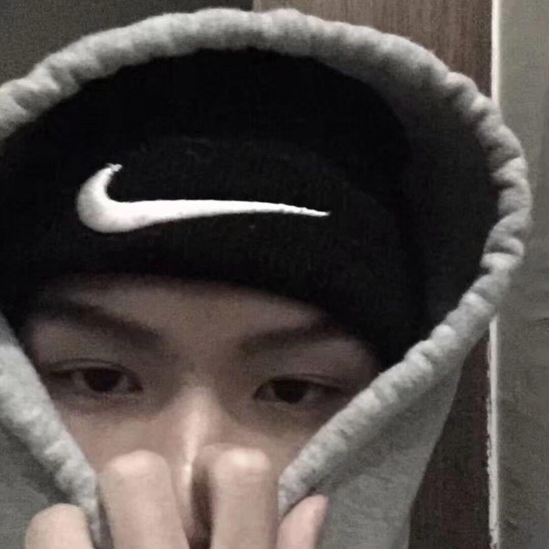 一只小疯狗🌈🌈🌈