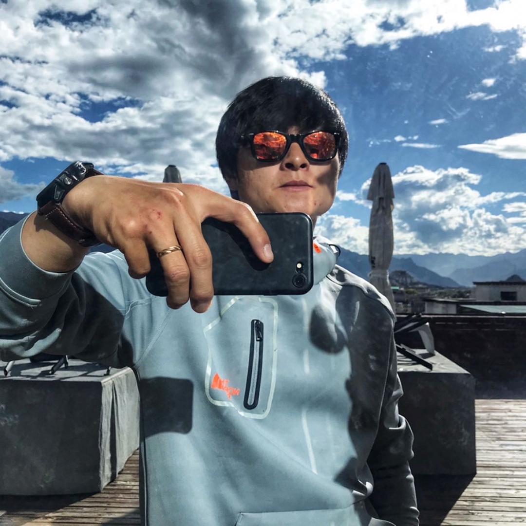 开车露营的帅子
