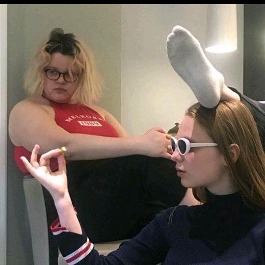 扶老奶奶闯红灯