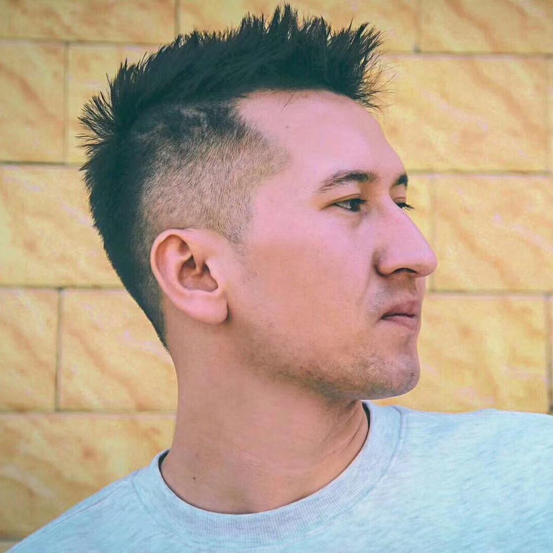 巴斯少年