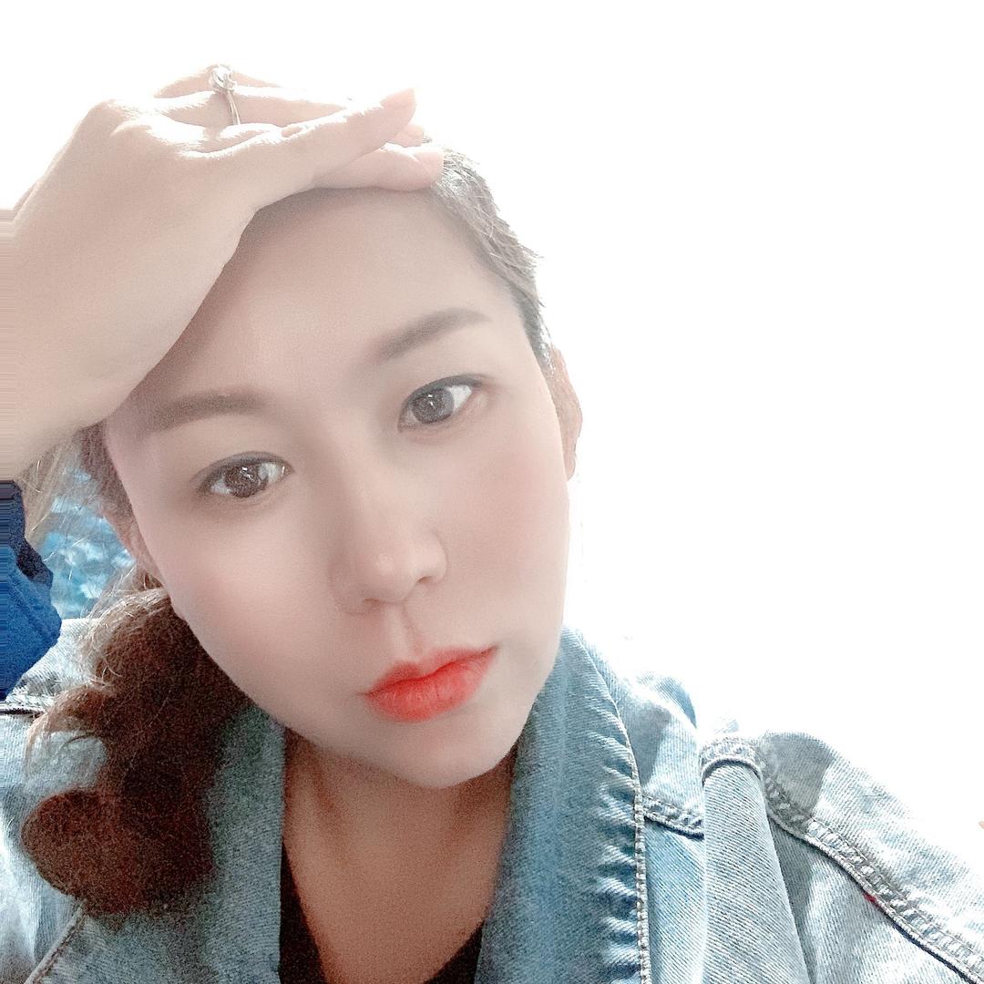 自己撑伞。