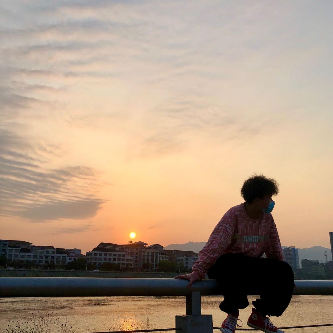 00后村干部舒鑫鹏