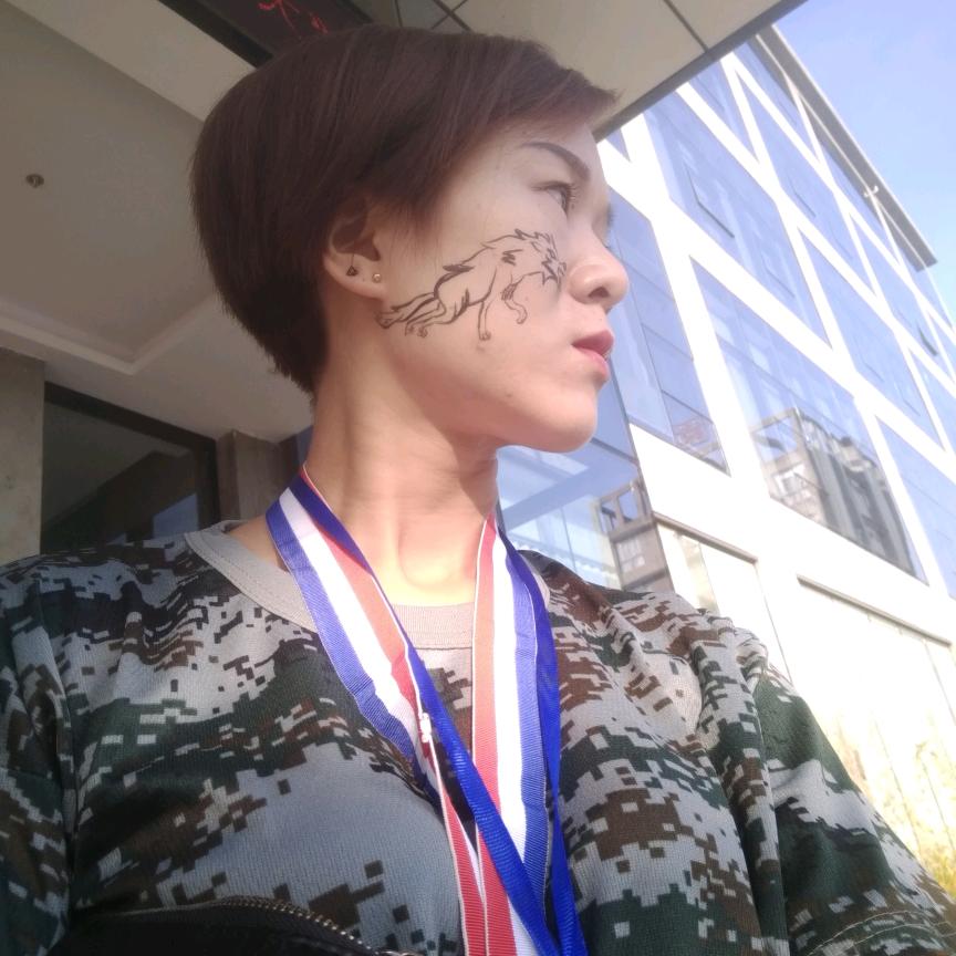 不能做小人，更能不做坏人 衣