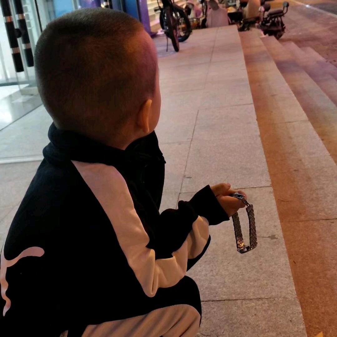 淡淡烟草味……