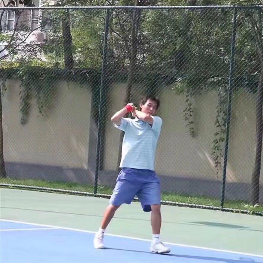热爱网球运动的憨憨明