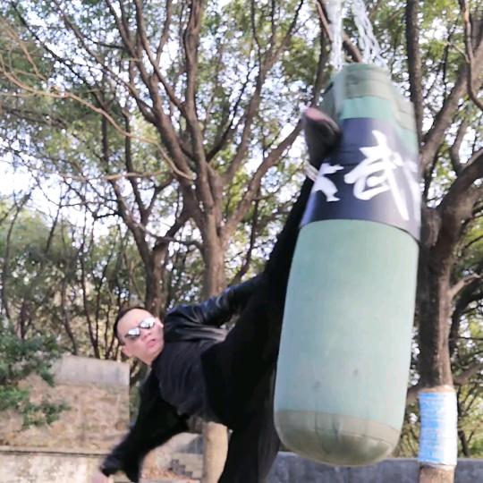 李