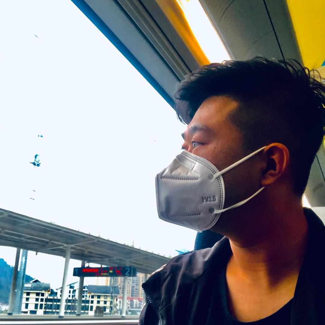 李某某°