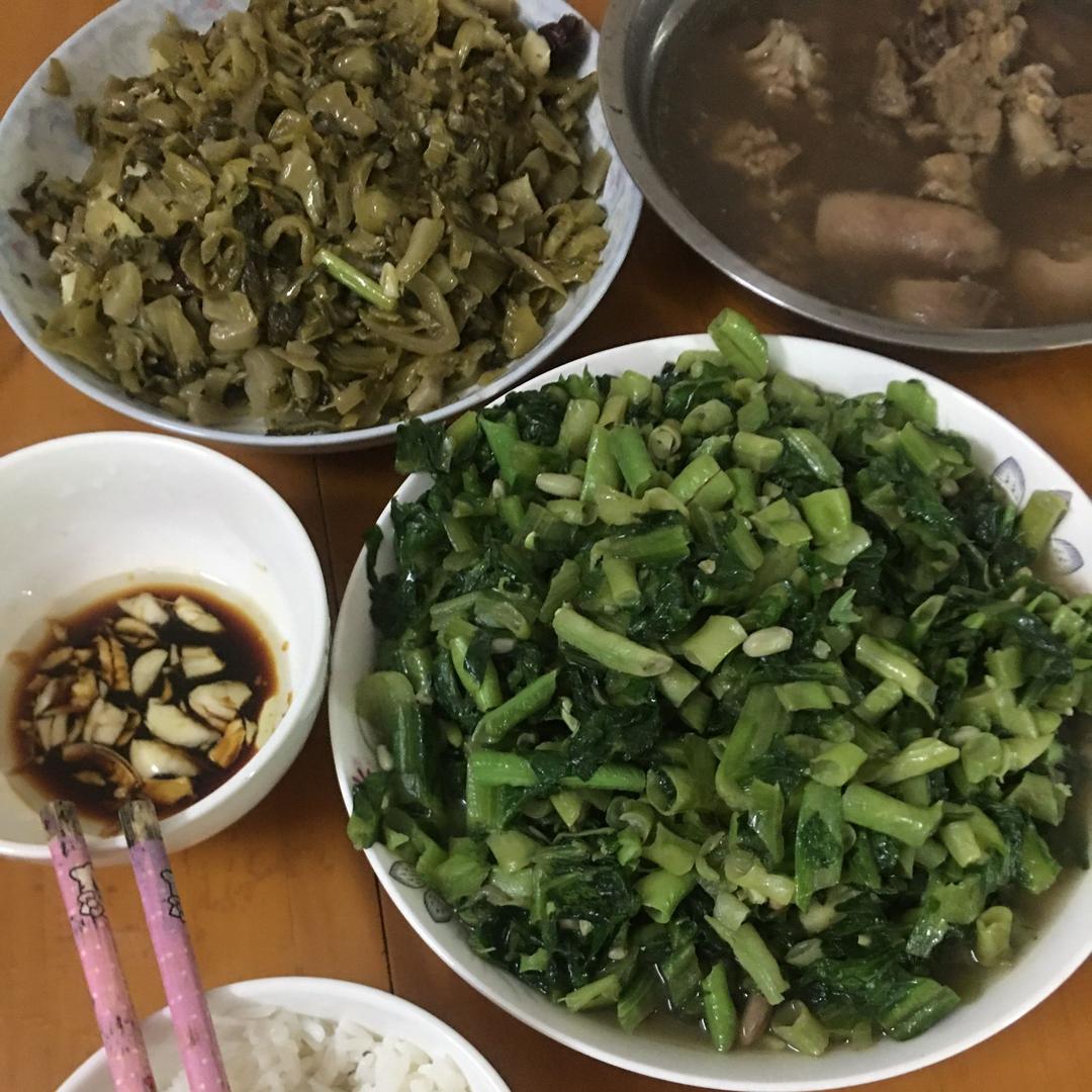 琼