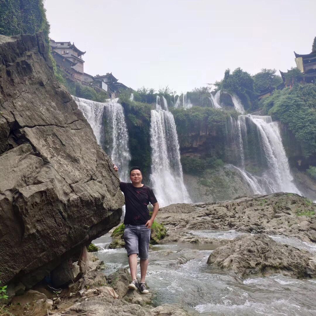 自由色彩，万龙生