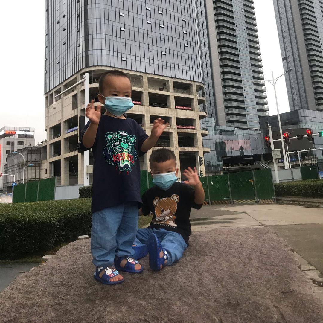 同一天出生的兄弟倆