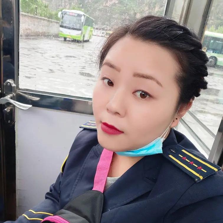 开公交的大姐姐