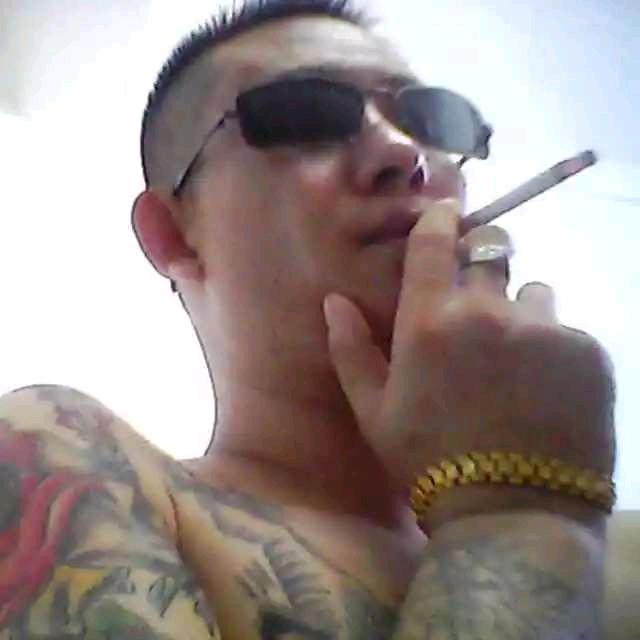 哥！抽的不是烟，是……寂寞。