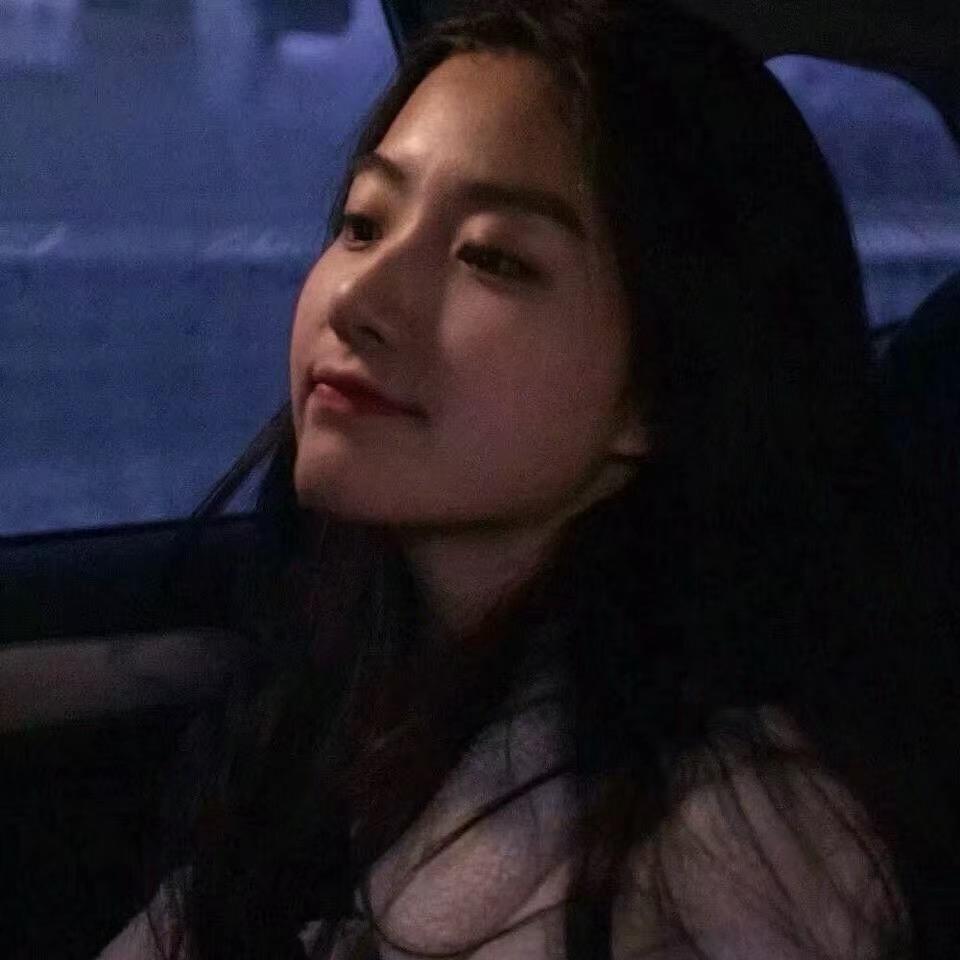 抱只软猫咪。