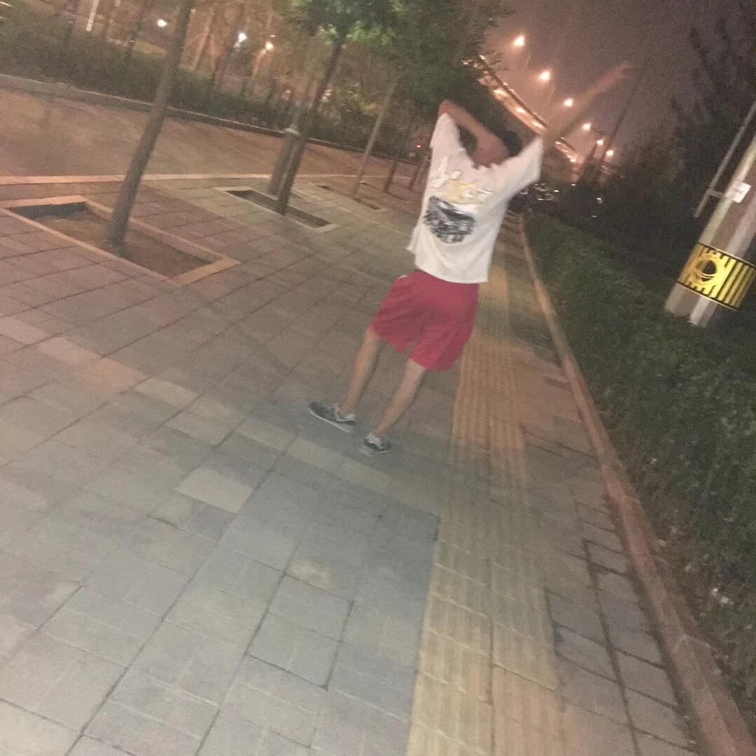 做家具的小伙儿