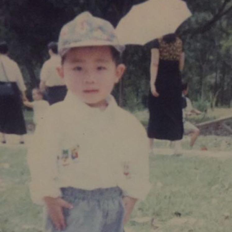 你鼻梁上有眼镜印子