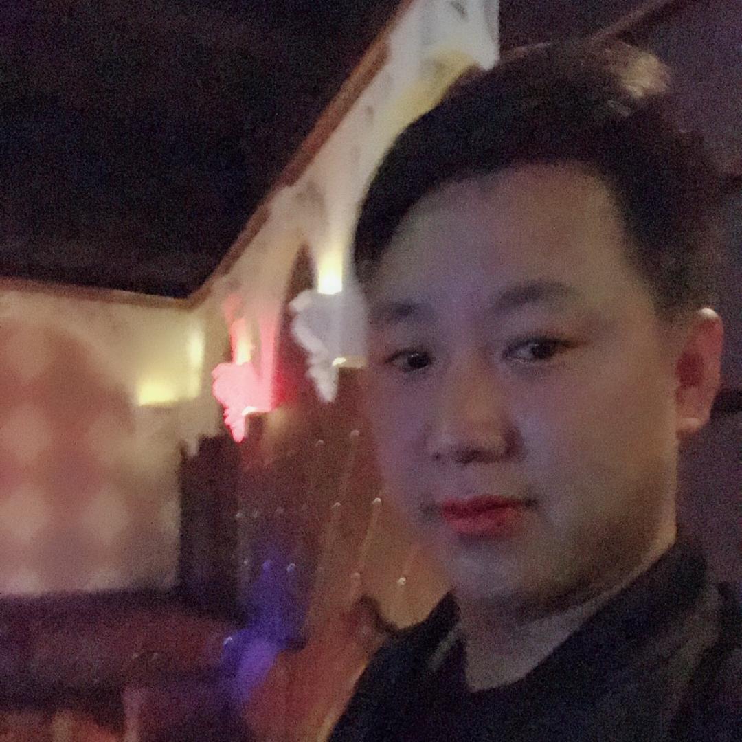 把悲伤掩饰得天衣无缝