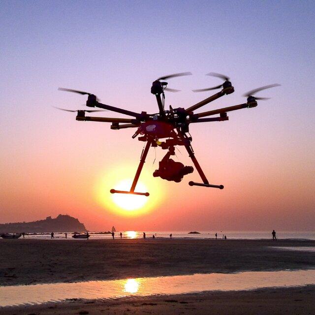 扬扬玩无人机～