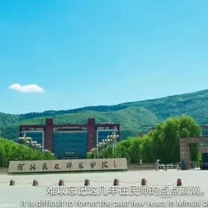 蒙面大侠缺两牙！
