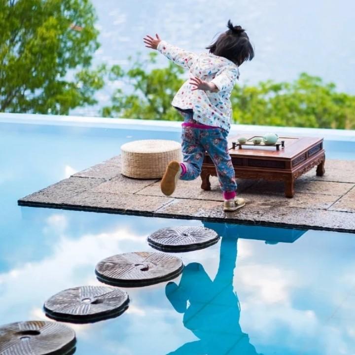 站在水边的李慕白