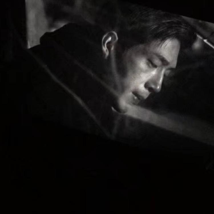 奔跑在阳光下的男孩