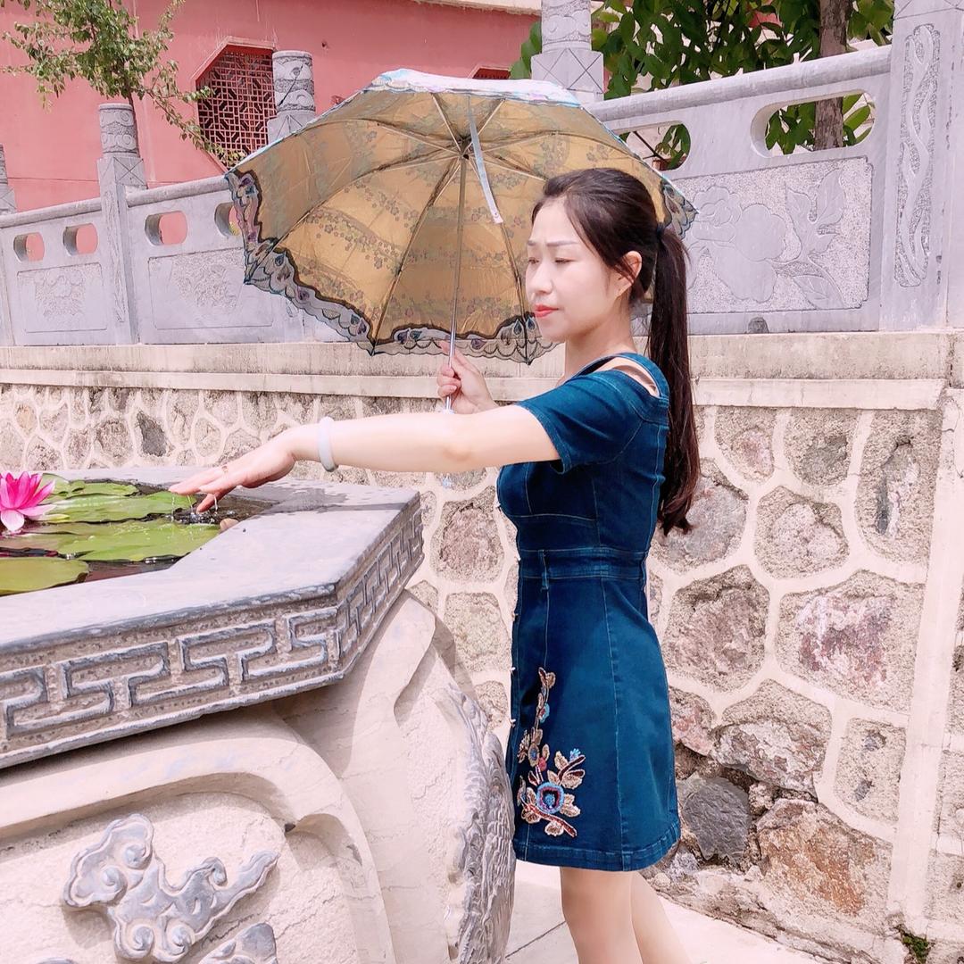 卖珠宝的小姐姐