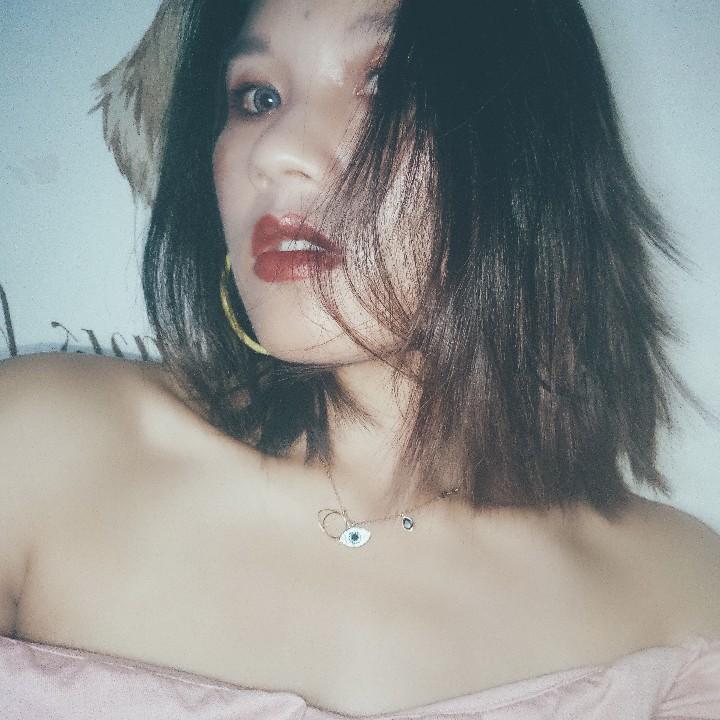 李丽娜是没胸没腿没腰的妞儿