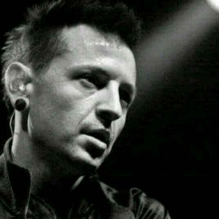 坐电视上看沙发